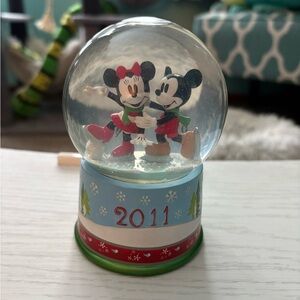 Disney 2011 Mickey & Minnie snowglobe